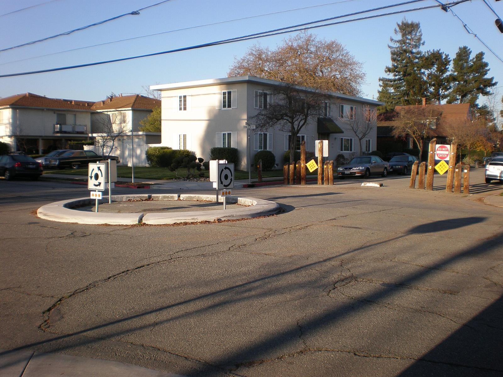 A small roundabout at Yale Street and College Avenue in Palo Alto