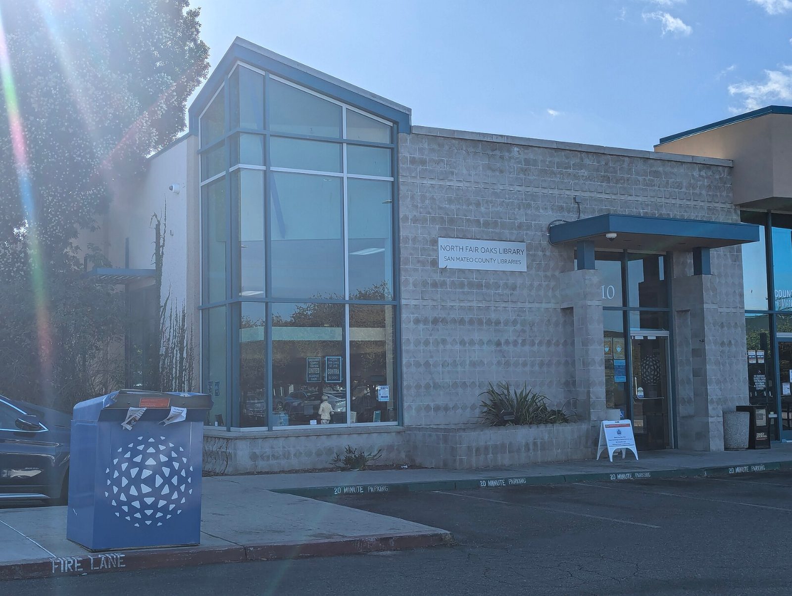 The entrance of the North Fair Oaks Library