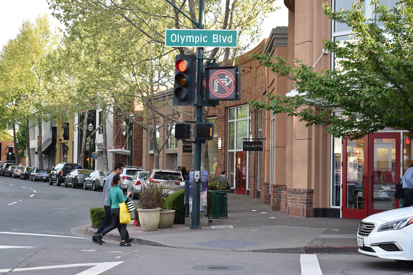 Shops and a street corner at Broadway Plaza in downtown Walnut Creek