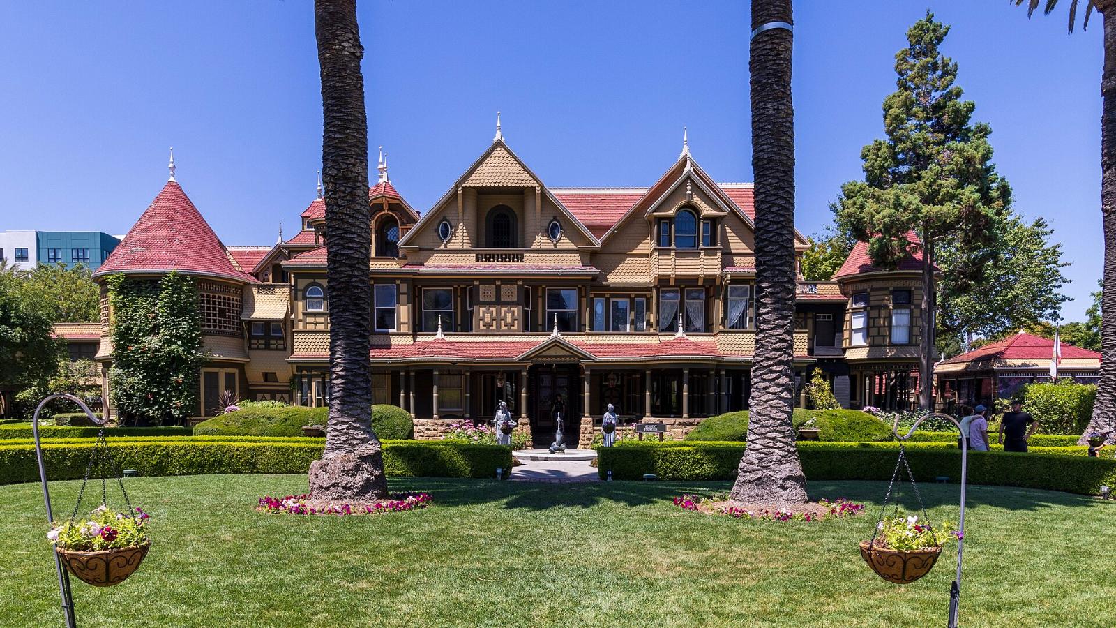 The Victorian Winchester Mystery House and its front lawn
